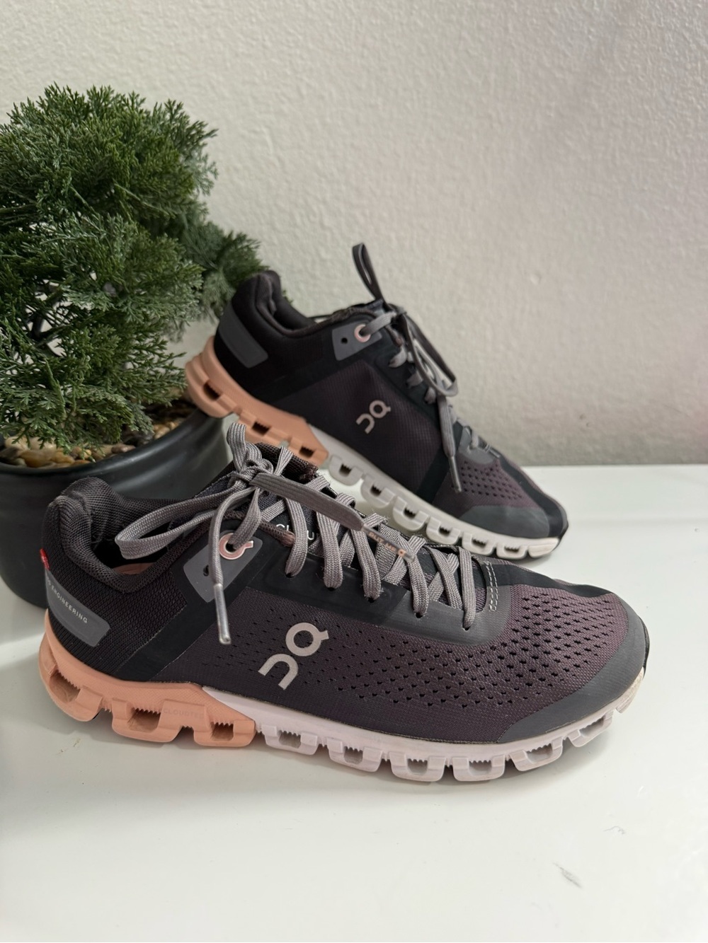 On cloudflow  Women size 5 Athletic Sneakers in Charcoal and Peach